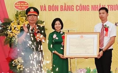 Đồng chí Trần Công Ứng - Chỉ huy trưởng Bộ Chỉ huy quân sự tỉnh trao Bằng công nhận trường chuẩn quốc gia mức độ 1 cho Trường PTDTBT THCS Khao Mang.