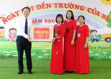 Đồng chí Chánh văn phòng Tinh ủy An Hoàng Linh tặng quà chúc mừng cô trò Trường Mầm non xã Tân Nguyên.