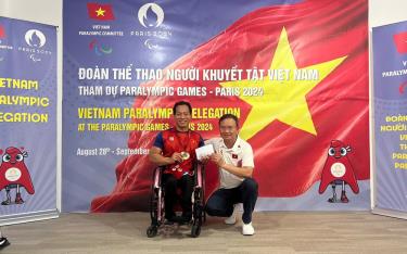 Trưởng đoàn Thể thao người khuyết tật Việt Nam tại Paralympic Paris 2024 Nguyễn Hồng Minh trao thưởng cho VĐV Lê Văn Công.