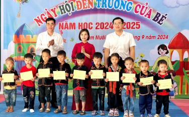 Lãnh đạo Sở Lao động - Thương binh và Xã hội tỉnh trao học bổng cho các em nhỏ có hoàn cảnh khó khăn tại Trường Mầm non Nậm Mười, huyện Văn Chấn.