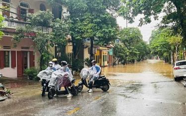 Mưa lớn kéo dài khiến nhiều tuyến đường ở thành phố Yên Bái ngập úng cục bộ gây ảnh hưởng đối với học sinh đến trường.