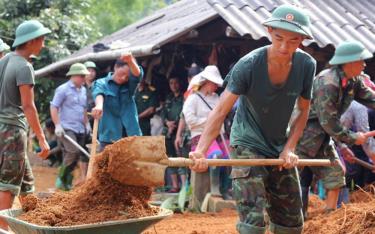 Bộ đội Trung đoàn 174 giúp nhân dân huyện Mù Cang Chải khắc phục hậu quả trận mưa lũ tháng 8/2023. (Ảnh minh họa)