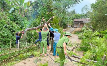 Cán bộ chiến sĩ Công an huyện Lục Yên cùng người dân dọn dẹp cây xanh gẫy đổ sau trận mưa lốc đêm 6/9.