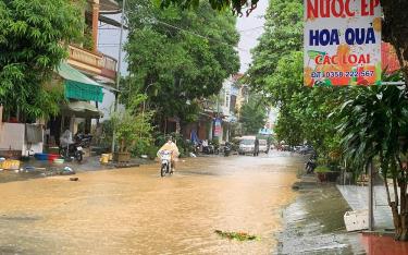 Nước sông Thao đã tràn vào tuyến đường Thanh Niên.