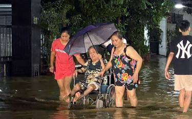 Người dân sống khu vực đường Thanh Niên đã sơ tán người già và trẻ nhỏ đến nơi an toàn để tránh lũ 



