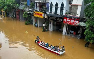 Lũ trên sông Thao tại Yên Bái khiến nhiều gia đình phải di tản ra khỏi nhà đến nơi trú an toàn.