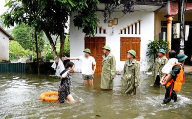 Đồng chí Trần Huy Tuấn - Phó Bí thư Tỉnh ủy, Chủ tịch UBND tỉnh cùng lãnh đạo huyện Yên Bình kiểm tra, đôn đốc công tác hỗ trợ nhân dân khắc phục hậu quả mưa lũ.