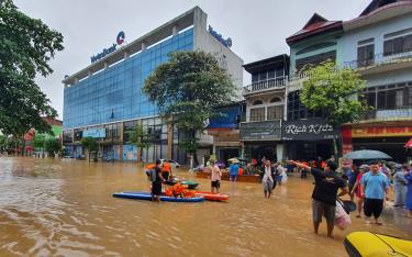 Nước còn đang ngập đến chân tòa nhà Vietinbank ở khu vực km4, phường Đồng Tâm, thành phố Yên Bái. Ảnh Văn Tuấn