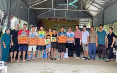 Hội Liên hiệp Phụ nữ xã Phú Thịnh, huyện link vào dafabet Bình và nhà hảo tâm hỗ trợ  nhu yếu phẩm cho các hộ tại địa phương bị ảnh hưởng bởi cơn bão sô 3.