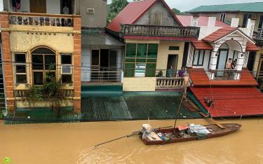 Nhiều tuyến đường ở thành phố Yên Bái ngập sâu trong biển nước.