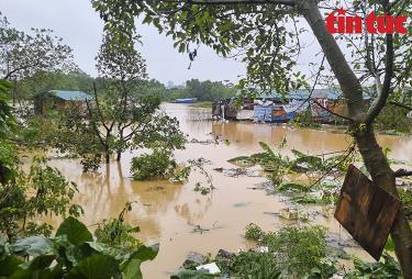 Lũ sông Hồng tại Hà Nội lên nhanh.