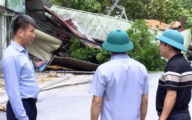 Đồng chí Trần Huy Tuấn - Chủ tịch UBND tỉnh kiểm tra khu vực sạt lở tại Km2, đường Điện Biên, thành phố Yên Bái