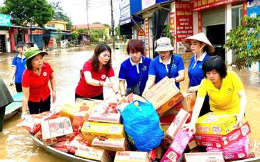 Hội Chữ thập đỏ tỉnh Yên Bái và Quỹ xã hội từ thiện Hành trình xanh
chuyển quà hỗ trợ đến nhân dân vùng lũ Minh Quân, huyện Trấn Yên.