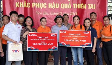 Đài Tiếng nói Việt Nam thăm hỏi, trao tặng nhu yếu phẩm thiết yếu đến đồng bào vùng lũ Yên Bái