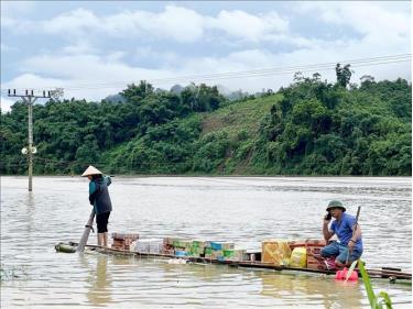 Thuyền đưa thức ăn, nước uống cứu trợ đến người dân vùng lụt ở Bắc Kạn. Ảnh minh họa