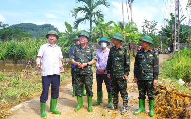 Thiếu tướng Nguyễn Sơn Hà thị sát, chỉ đạo công tác khắc phục hậu quả mưa lũ, giúp đỡ nhân dân tại xã Minh Xuân, huyện Lục Yên