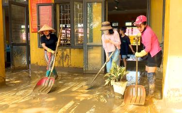 Các thầy cô giáo Trường TH &THCS Minh Chuẩn tập trung dọn trường lớp bị ngập bùn đât.