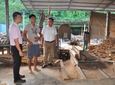 Lãnh đạo xã Minh Tiến và Ngân hàng Chính sách xã hội huyện Lục Yên kiểm tra mô hình sản xuất ván xẻ của m88 mới nhất hôm này đình anh Nguyễn Văn Việt ở thôn Tổng Táng.