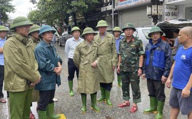 Bộ trưởng Bộ Tài nguyên và Môi trường Đỗ Đức Duy và Chủ tịch UBND tỉnh Trần Huy Tuấn kiểm tra công tác chỉ đạo khắc phục thiên tai trên địa bàn thành phố Yên Bái