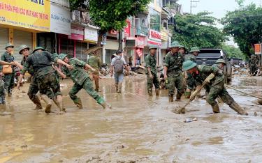 Cán bộ, chiến sĩ chung sức dọn dẹp bùn đất tại thành phố Yên Bái.