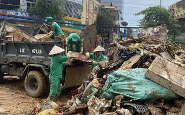 Công nhân Công ty cổ phần Môi trường Năng lượng Nam Thành Yên Bái thu gom rác thải tại tuyến đường Điện Biên, thành phố Yên Bái.