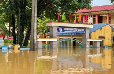 Nhiều trường học chìm sâu trong nước lũ.