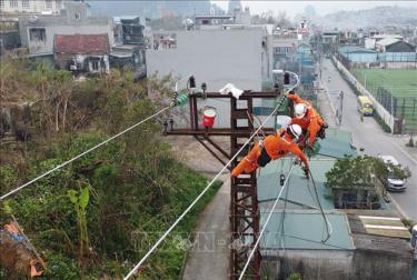 Thi công sửa chữa lưới điện trên địa bàn phường Hà Tu, thành phố Hạ Long, Quảng Ninh, chiều 14/9.