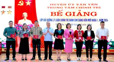 Lãnh đạo Trung tâm Chính trị huyện Văn Yên trao giấy chứng nhận cho học viên lớp bồi dưỡng lý luận chính trị dành cho đảng viên mới khóa I, năm 2024.