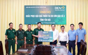 Đại diện lãnh đạo Ngân hàng BIDV trao ủng hộ 500 triệu đồng  cho cán bộ, chiến sĩ Bộ CHQS tỉnh Yên Bái