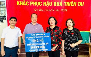 Tiến sỹ Vũ Dương Hiền – Chủ tịch Hội đồng Quản trị Tập đoàn HAPACO, Hải Phòng hỗ trợ nhân dân vùng lũ Yên Bái 500 triệu đồng.