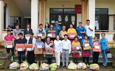 Công ty TNHH và Đầu tư Lâm Phong và Nhóm Kết nối trẻ trao 41 suất quà cho các hộ gia đình tại xã Tà Xi Láng, huyện Trạm Tấu.