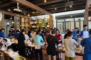 Từ sự chung tay cộng đồng, hàng vạn suất ăn “0 đồng” đã được đưa đến tay người dân vùng ngập lụt và lực lượng thực hiện nhiệm vụ. Trong ảnh: Bếp ăn “0 đồng” tại Nhà hàng Hải sản Thủy Cường (thành phố link dafabet).