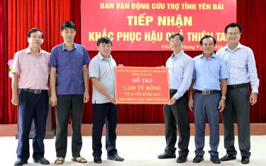 Đoàn công tác của tỉnh An Giang trao hỗ trợ tỉnh Yên Bái 1,25 tỷ đồng và 30 tấn hàng hóa khắc phục hậu quả thiên tai.
