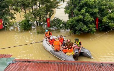 Lần theo tiếng kêu cứu của người dân bị kẹt trong nước lớn, anh em trong các CLB đã nỗ lực để đưa người dân ra khỏi vùng lũ đến trú ẩn ở nơi an toàn trong những ngày mưa bão.