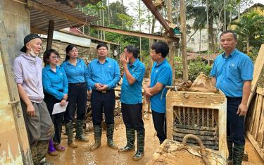 Đồng chí Phan Văn Anh - Phó Chủ tịch Tổng Liên đoàn Lao động Việt Nam (thứ 4 trái sang) thăm, động viên gia đình đoàn viên Đỗ Thị Quỳnh Giang (người đội mũ).