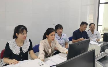 Cán bộ Chi cục Dân số tỉnh thực hiện việc giám sát và hỗ trợ vận hành kho DLĐT chuyên ngành tại Trung tâm Y tế thành phố Yên Bái.