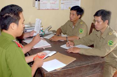 Lực lượng công an Yên Bình trao đổi thông tin, đánh giá, dự báo tình hình liên quan đến an ninh trật tự tại cơ sở.