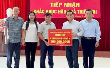 Phó giáo sư, tiến sĩ phạm Ngọc Linh - Phó Chủ tịch Liên hiệp các Hội Khoa học Việt Nam trao số tiền hỗ trợ 100 triệu đồng của Liên hiệp Hội cho tỉnh Yên Bái.