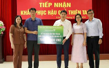 Đoàn công tác Vietcombank trao tiền 700 triệu đồng hỗ trợ tỉnh Yên Bái khắc phục thiên tai.