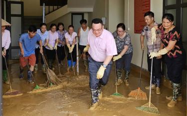 Cán bộ Ngân hàng Chính sách xã hội tỉnh tham gia dọn dẹp vệ sinh trụ sở UBND phường Yên Ninh, thành phố Yên Bái sau bão lũ.