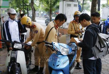 Cảnh sát giao thông Đội 1 tiến hành kiểm tra, xử lý học sinh điều khiển xe mô tô, xe gắn máy, xe đạp điện, xe máy điện vi phạm các quy định về giao thông đường bộ tại phố Hai Bà Trưng - Ngô Quyền (Hà Nội). Ảnh tư liệu