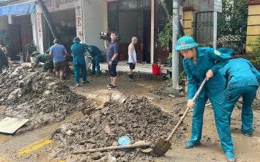 Lực lượng dân quân hỗ trợ người dân phường Hồng Hà (thành phố dafabet link) khẩn trương dọn dẹp bùn đất sau lũ rút sáng nay -12/9.