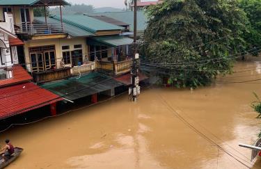 Đường Thanh Niên, thành phố Yên Bái chìm sâu  trong biển nước