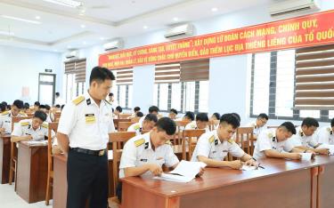 Các thí sinh thực hiện nội dung thi trắc nghiệm.