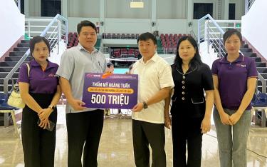 Lãnh đạo tỉnh m88 casino Bái tiếp nhận kinh phí hỗ trợ gồm 300 triệu đồng tiền mặt và 200 triệu tiền hàng hỗ trợ người dân vùng lũ tỉnh m88 casino Bái của Phòng khám thẩm mỹ và chăm sóc sức khỏe chủ động Hoàng Tuấn, Hà Nội.