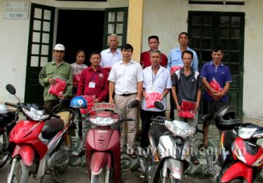 Các thành viên trong Đội xe ôm Chữ thập đỏ huyện Văn Yên.