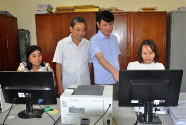 Các đồng chí Ủy viên Ủy ban Kiểm tra Thành ủy Yên Bái trao đổi nghiệp vụ nâng cao hiệu quả công tác kiểm tra, giám sát.