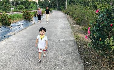 Xã nông thôn mới kiểu mẫu Tuy Lộc, thành phố Yên Bái với những tuyến đường hoa rực rỡ.