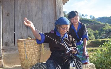 Đồng bào Mông huyện Mù Cang Chải bảo tồn và phát huy tốt nét đẹp văn hóa trong thêu, may trang phục truyền thống.