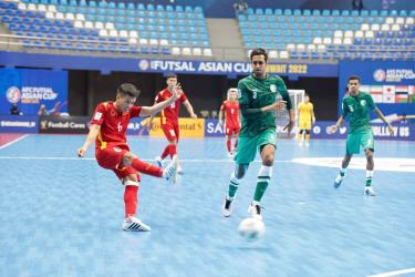 Đội tuyển futsal Việt Nam (áo đỏ) vượt qua đội tuyển Saudi Arabia.